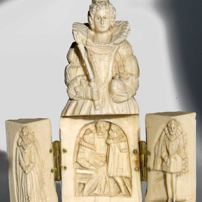 Triptyque antique en ivoire de Dieppe représentant la reine Elizabeth