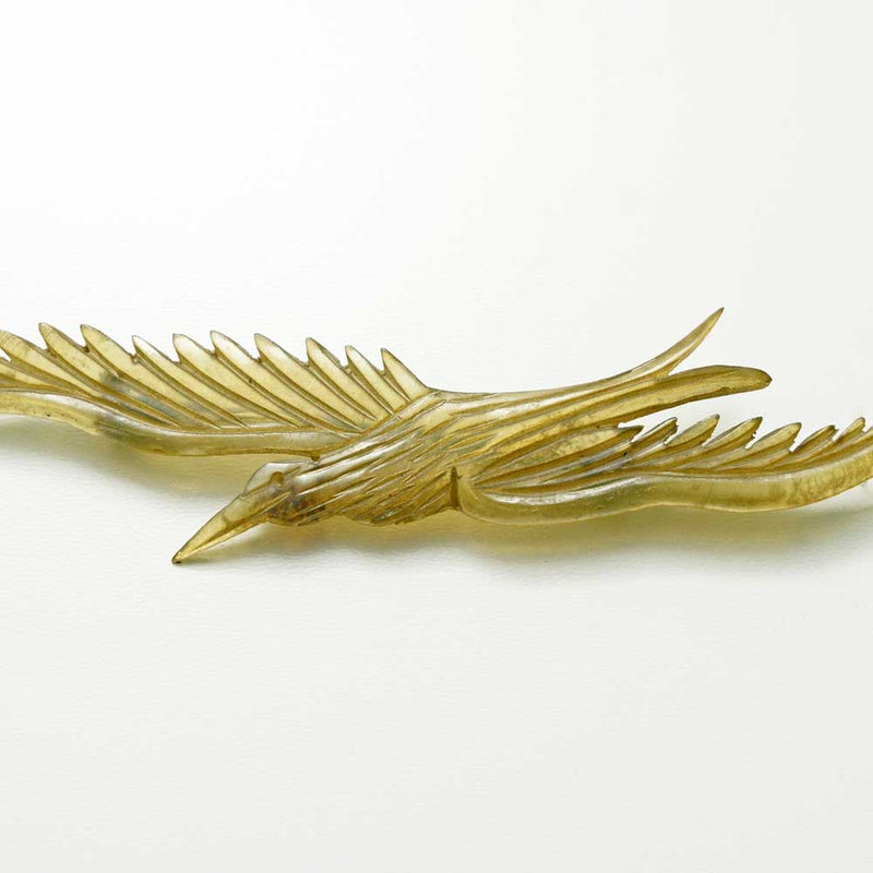 Broche oiseau en corne sculptée. Art nouveau français.