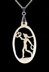 "Gymnaste"- Pendentif de conte de fées en os sculpté. Fait à la main et antique.