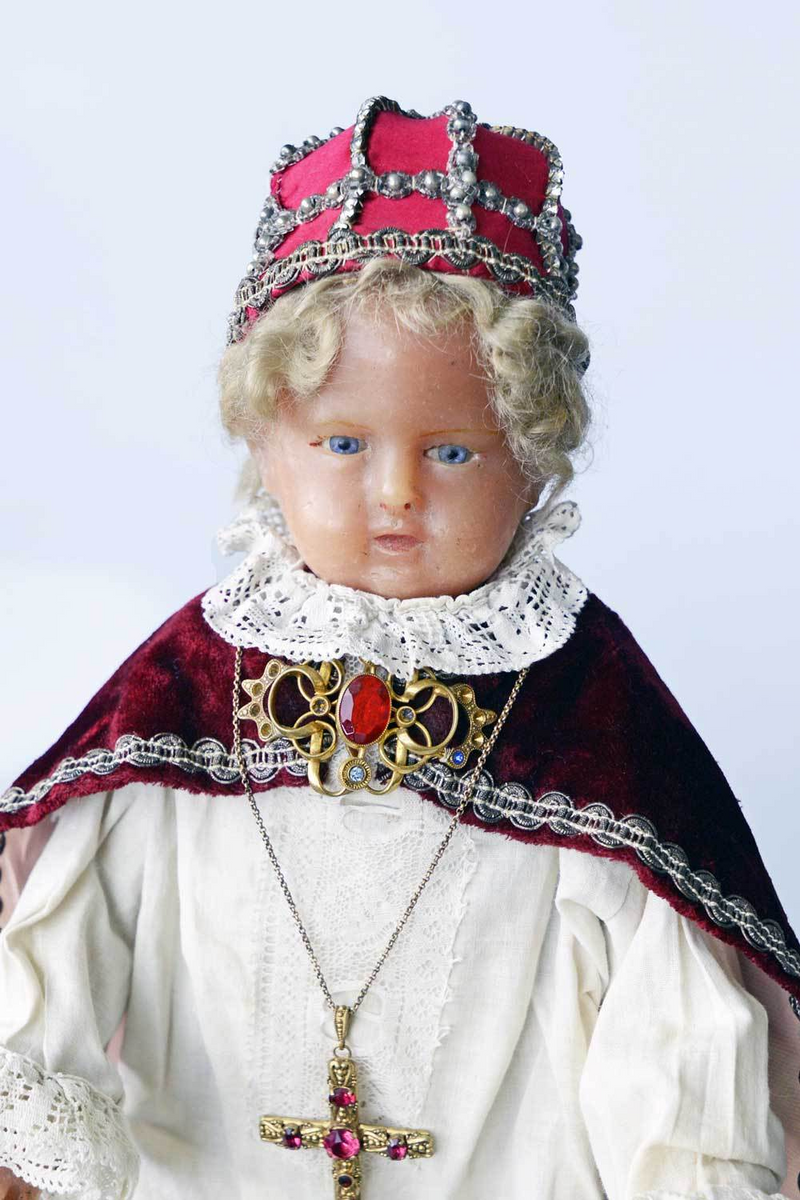 Enfant de Prague du XIXe siècle en cire - costume détaillé
