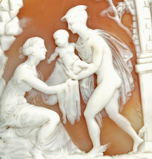 Hermès (Mercure) emmenant Bacchus à Ino. Camée coquille sculptée victorienne. Qualité musée.